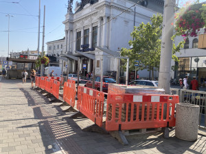 Posaďte se na nádraží, lákají v Brně cestující pod nové přístřešky