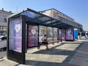 Posaďte se na nádraží, lákají v Brně cestující pod nové přístřešky