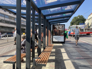 Posaďte se na nádraží, lákají v Brně cestující pod nové přístřešky