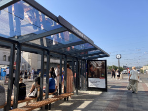 Posaďte se na nádraží, lákají v Brně cestující pod nové přístřešky