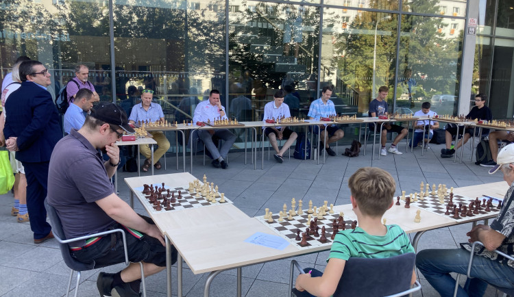 Amatéři v Brně se postavili šachovým velmistrům. Remízu uhrál třináctiletý chlapec