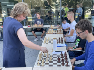 Amatéři v Brně se postavili šachovým velmistrům. Remízu uhrál třináctiletý chlapec