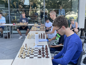 Amatéři v Brně se postavili šachovým velmistrům. Remízu uhrál třináctiletý chlapec