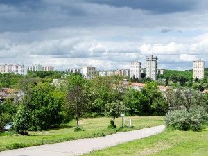 Z brněnského parku vyženou potížisty a postaví v něm nevšední hřiště. Děti si pohrají v mikroskopu