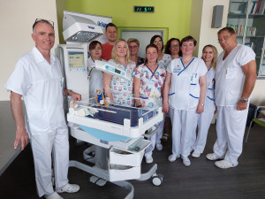 Miminka v boskovické nemocnici hlídá nový přístroj. Vyhřívané lůžko uleví lékařům i rodičům
