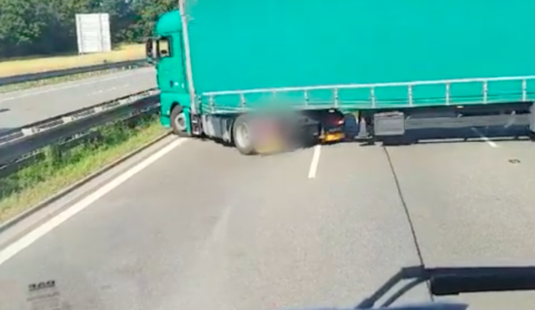 Kamioňák z ciziny zablokoval u Brna dálnici D1. Se čtyřmi promile vjel do protisměru