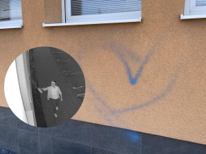 Po Brně chodí žena, která maluje na domy modrá srdíčka. Zaujala tím policisty