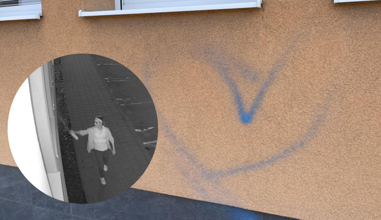 Po Brně chodí žena, která maluje na domy modrá srdíčka. Zaujala tím policisty 