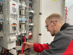 Třídy jsou plné mladých elektrikářů, libují si školy i energetické firmy