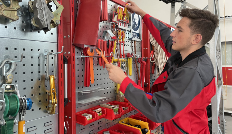 Třídy jsou plné mladých elektrikářů, libují si školy i energetické firmy 