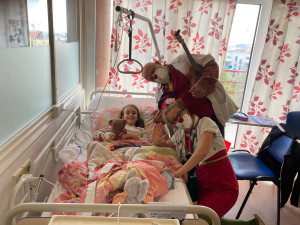 Malá Lucinka se narodila s jednou nohou kratší. Po operaci v Brně si ji sama prodlužovala