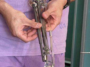 Malá Lucinka se narodila s jednou nohou kratší. Po operaci v Brně si ji sama prodlužovala