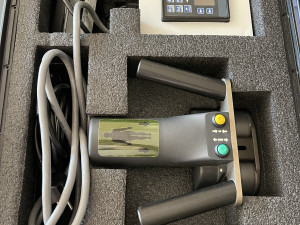 Malá Lucinka se narodila s jednou nohou kratší. Po operaci v Brně si ji sama prodlužovala