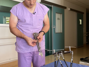 Malá Lucinka se narodila s jednou nohou kratší. Po operaci v Brně si ji sama prodlužovala