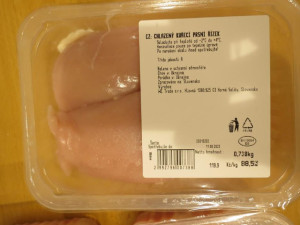 Pozor na kuřecí maso z Penny, varují potravináři. V prsních řízcích našli salmonelu