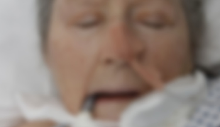 Na Vinohradech našli ženu v bezvědomí. Zemřela, ale nikdo ji nehledá