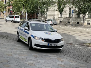 Zfetovaná žena v Brně mávala strážníkům u nosu pilníkem. Skončila v poutech