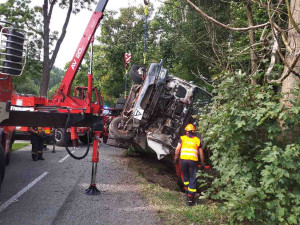 Na Blanensku nezvládl jízdu řidič náklaďáku. Z potoka ho tahali šest hodin