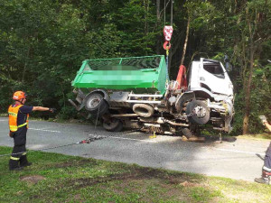 Na Blanensku nezvládl jízdu řidič náklaďáku. Z potoka ho tahali šest hodin