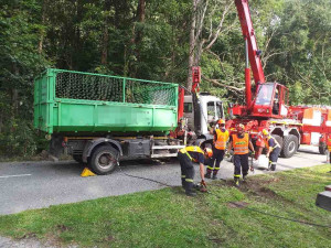 Na Blanensku nezvládl jízdu řidič náklaďáku. Z potoka ho tahali šest hodin