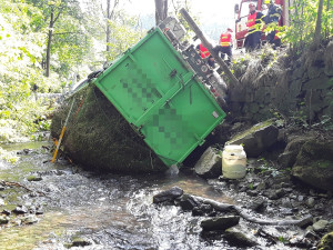 Na Blanensku nezvládl jízdu řidič náklaďáku. Z potoka ho tahali šest hodin