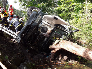 Na Blanensku nezvládl jízdu řidič náklaďáku. Z potoka ho tahali šest hodin