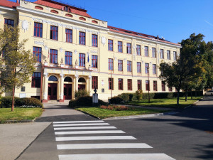 Žák boskovického gymnázia vyskočil při vyučování z okna. Leží ve vážném stavu v nemocnici