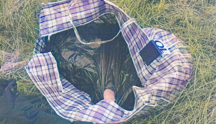 V taškách kolem Prahy našli rozčtvrceného muže. Vrah se stále hledá