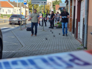 Útočníkovi, který v Brně pobodal dítě, se postavil statečný kolemjdoucí. Policie zveřejnila záběry zákroku