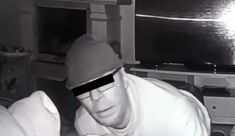 VIDEO: Tajemný muž roky obcházel domy v Praze a sledoval v nich spící lidi