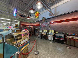 Češi jdou po slevách a nakonec utratí více než Rakušané, všímá si nejstarší outletové centrum