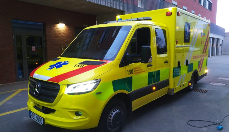 Řidič na Brněnsku narazil do stromu. Při tragické nehodě zemřel jeho spolujezdec