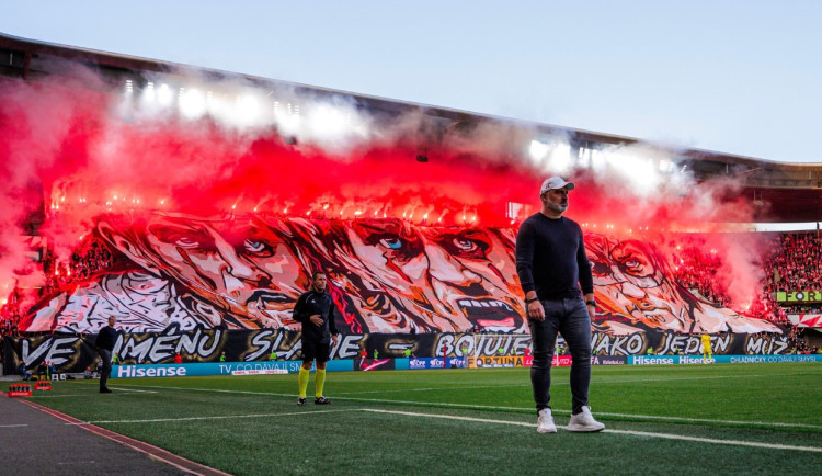 Na derby dohlížely stovky policistů. Největšími problémy byly římské svíce a rozbité záchody