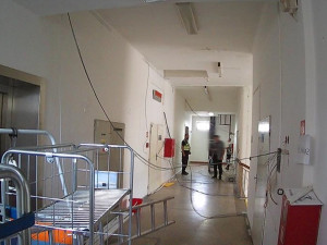 Muž v brněnské nemocnici se bál o lékaře a vyrval ze zdi kabely. Asi jsem si šlehl, vysvětlil