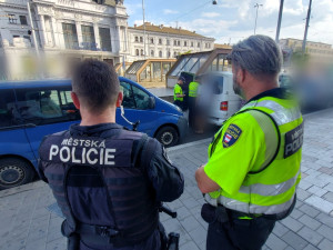 Strážníkům v Brně pomáhají celníci. Neposlušným řidičům rozdávají flastry a botičky