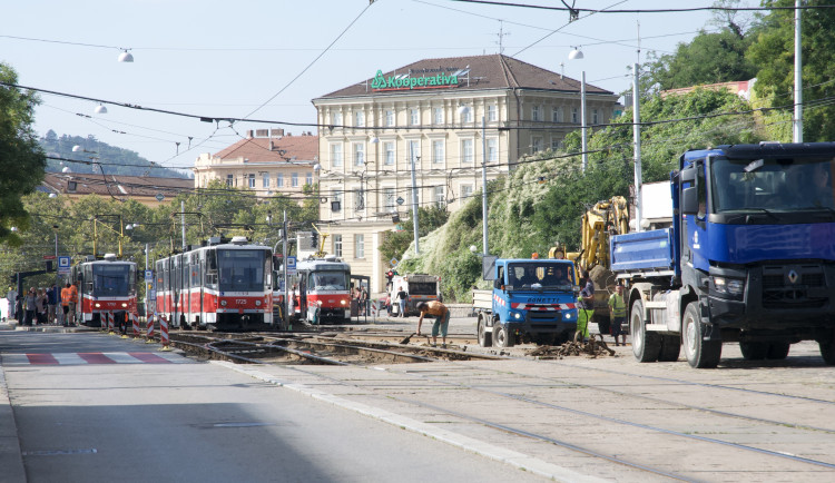 Šaliny před brněnským nádražím pojedou po nových kolejích. Výměna omezí cestující i chodce