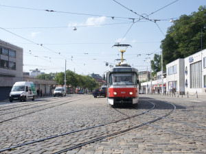Šaliny před hlavním nádražím v Brně dostanou nové koleje. Výměna omezí cestující i chodce