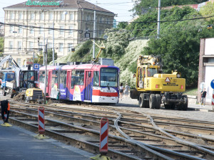 Šaliny před hlavním nádražím v Brně dostanou nové koleje. Výměna omezí cestující i chodce