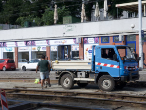 Šaliny před hlavním nádražím v Brně dostanou nové koleje. Výměna omezí cestující i chodce