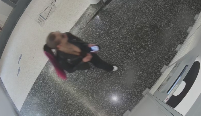 VIDEO: Podvodníci si nechali přes cizí účet poslat telefony za sto tisíc korun