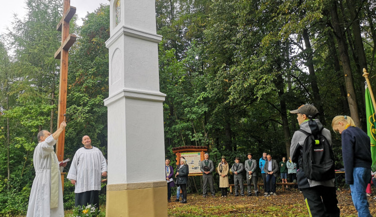 Brněnské lesy opravily posvátné místo u Svitav. Stará boží muka ukrývají relikvie