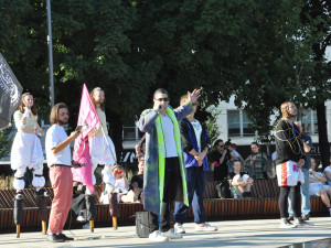 Průvod studenti zakončili rappovým soubojem tří antických básníků