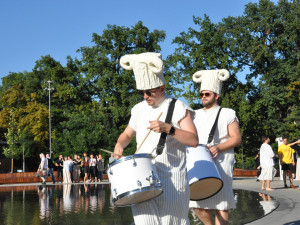 Zvukovou kulisu zajistily bubny