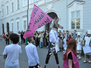 Studenti divadla oslavili začátek školy průvodem. Předvedli rappový souboj antických básníků