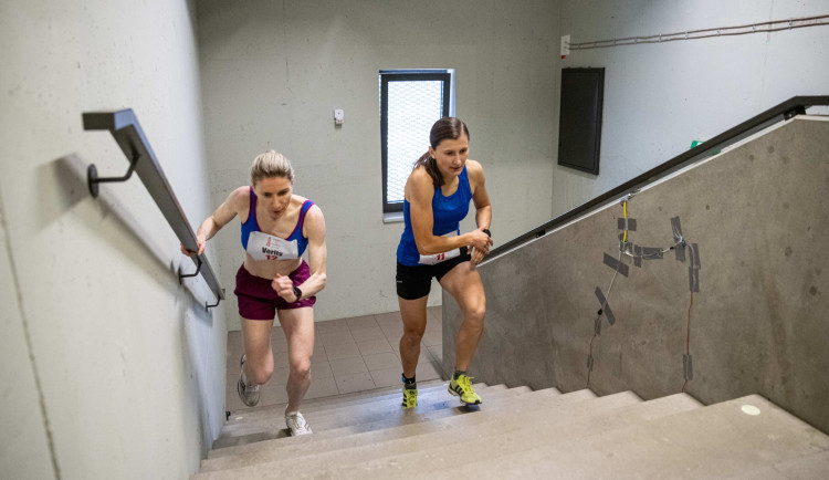 Běžci v Brně vyběhli na vrchol nejvyšší budovy v Česku. Zdolali 631 schodů