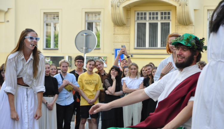 Průvod odstartoval před Divadelní fakultou v Mozartově ulici