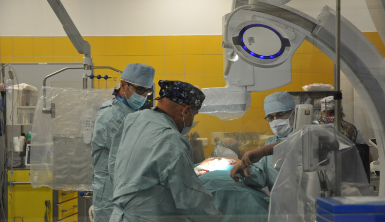 Lékaři v Brně pomáhají lidem se srdeční vadou. Novou chlopeň vymění za tři čtvrtě hodiny