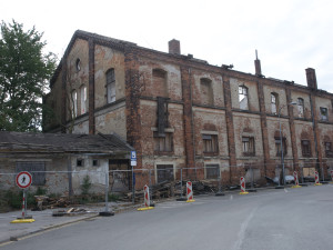 Budovy na dolním nádraží v Brně jdou k zemi. Bourání urychlil tragický požár