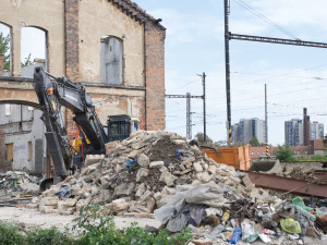 Budovy na dolním nádraží v Brně jdou k zemi. Bourání urychlil tragický požár