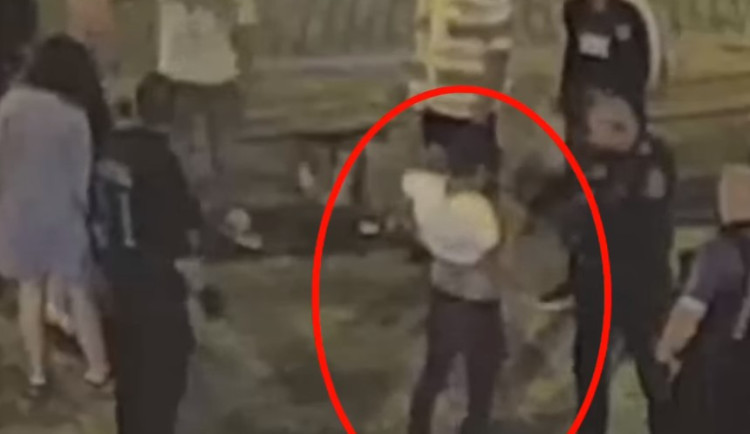 VIDEO: Opilý muž obtěžoval ženy sedící na lavičce. Když o něj nejevily zájem, ukázal jim svou zbraň